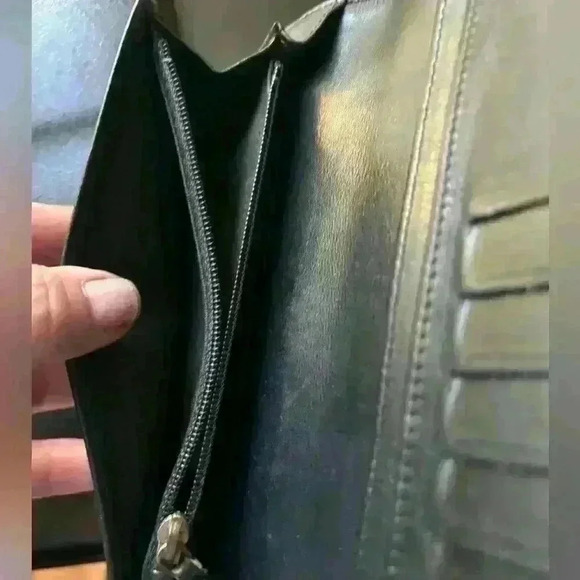 EUC Chanel Ivory quilted wallet. Comes with original ID card.Chanel box included - Picture 6 of 15